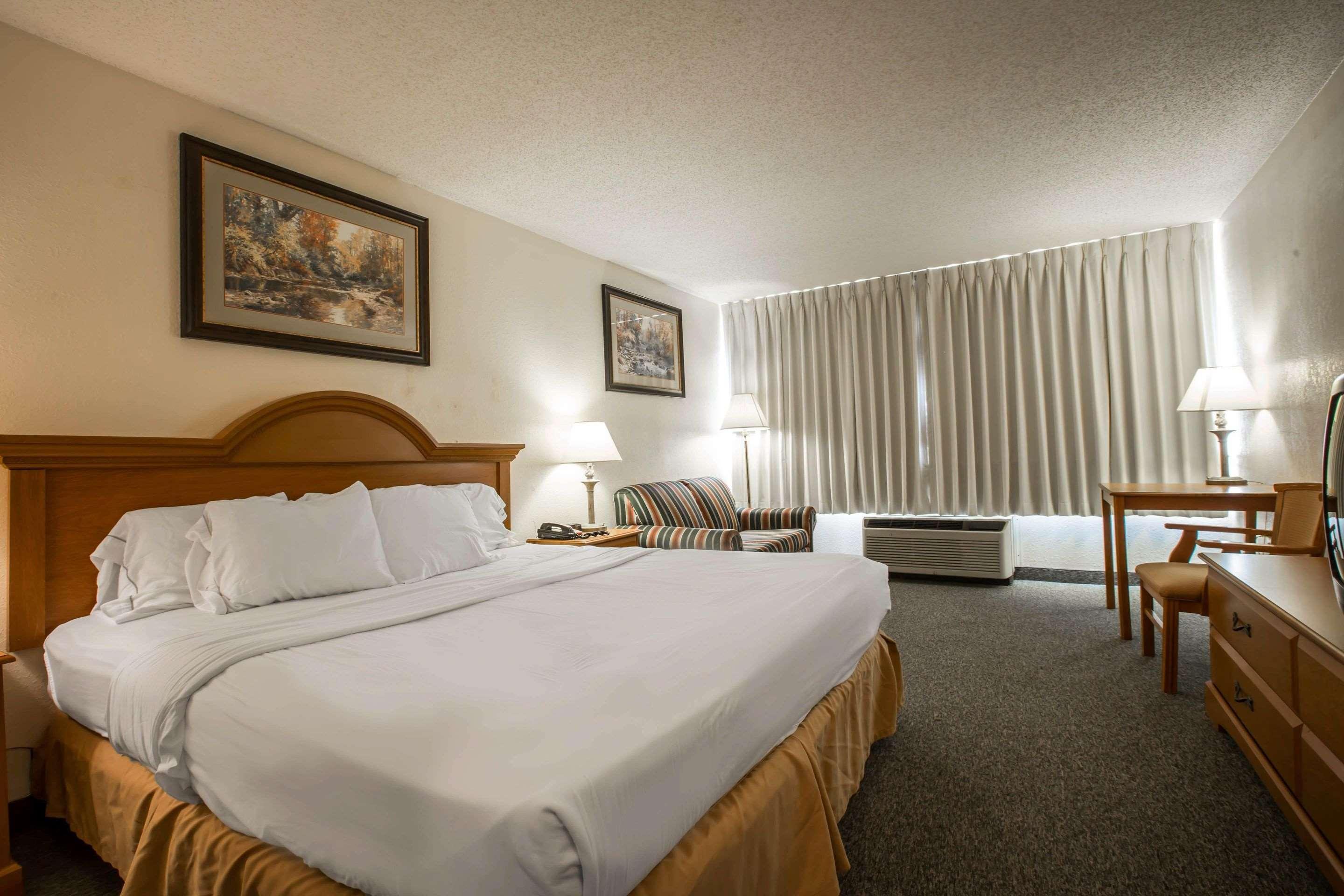 Clarion Pointe Sylva Near Cherokee Area 3*